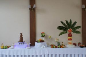 Dekoracje na wesele i palma owocowa