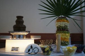 Fontanna czekoladowa i palma owocowa