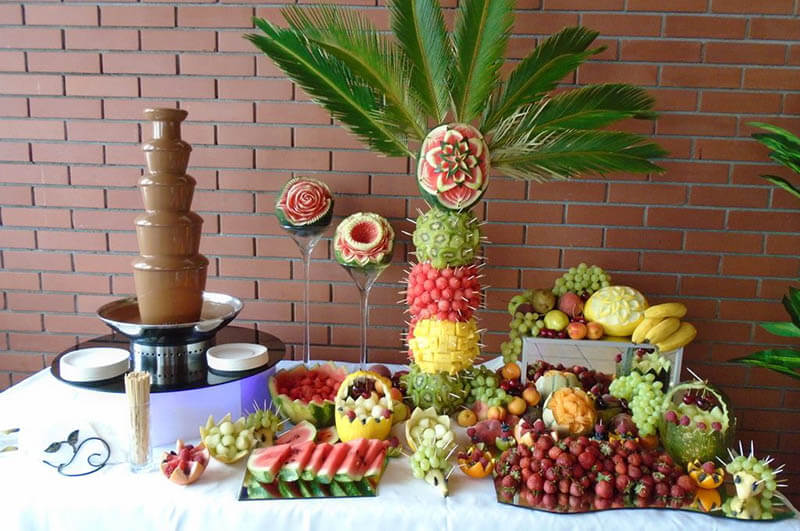 Fontanna czekoladowa i palma owocowa