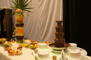 Fontanna czekoladowa wraz z palmą owocową