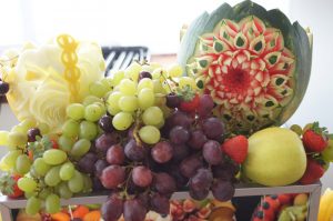 owocowy stół z dekoracyjnym arbuzem