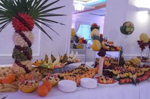Stół owocowy wraz z palmą