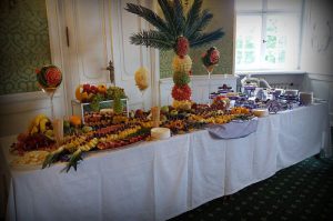 Stół i palma owocowa