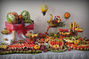 Stół owocowy na urodzinach