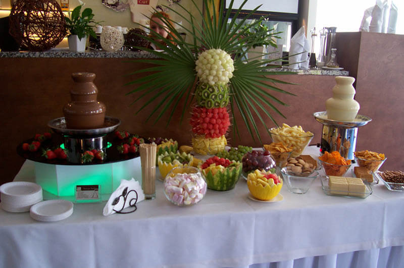 Zestaw urodzinowy fontanna czekoladowa i owoce